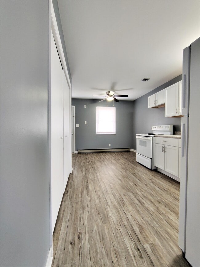 Building Photo - 435 E Ann St