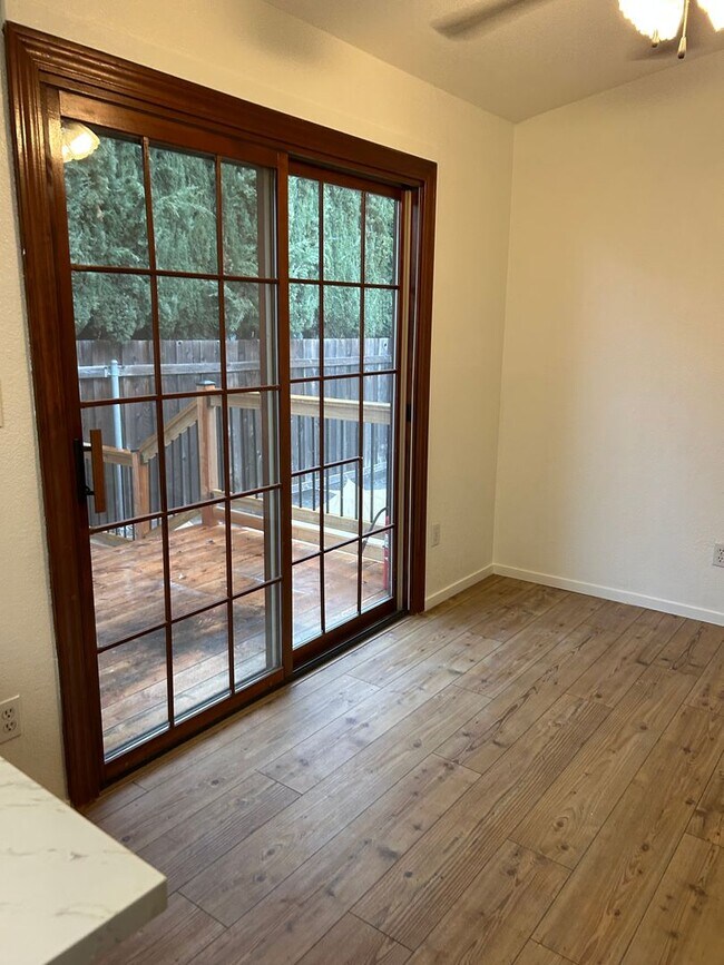 Building Photo - Beautiful upstairs condo with garage!