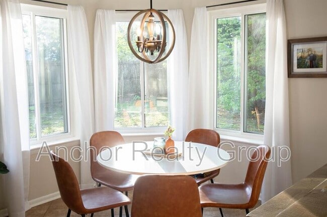 Building Photo - 331 Sunflower Ct