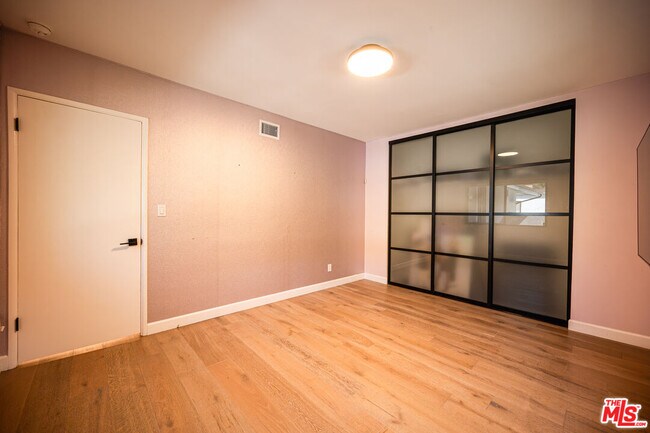 Building Photo - 3116 Beachwood Dr