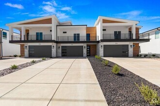 Building Photo - Bright open floor plan with a Great view. ...