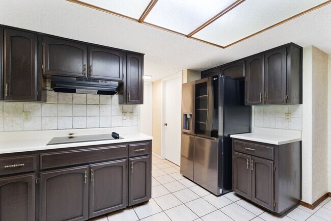 Building Photo - Charming Home Awaits: Spacious & Modern Living in a Prime Location