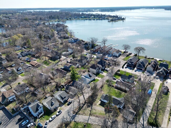 Building Photo - Lake Living at Its Finest in Keego Harbor!