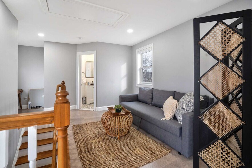 Building Photo - 184 Creek Rd