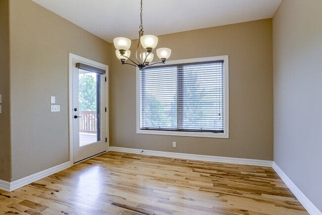 Building Photo - Beautiful 4 Bedroom In Shadow Lake!!