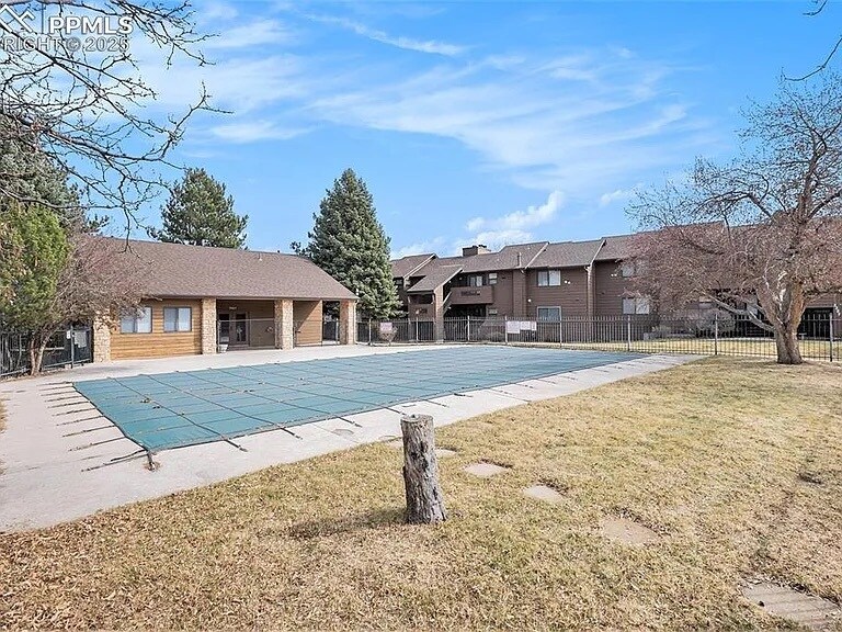 Seasonal Outdoor Pool - 3272 Capstan Way