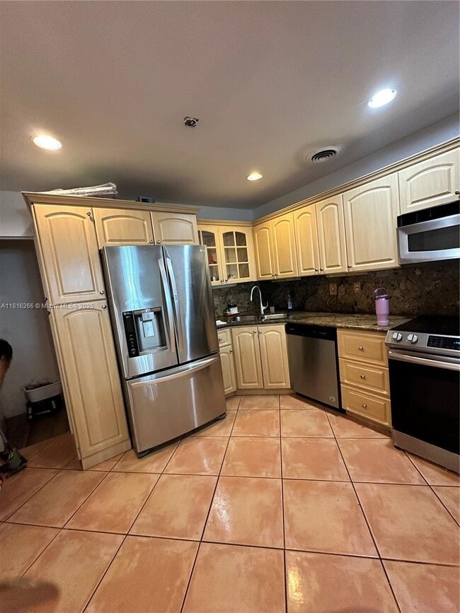 Building Photo - 3 bedroom in Miami FL 33167