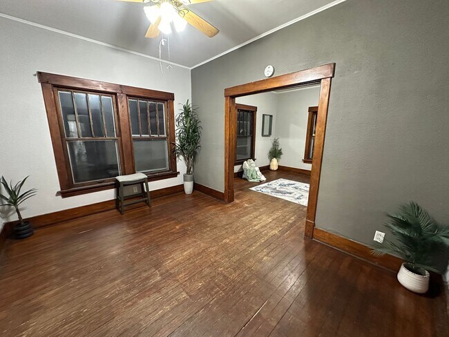 Building Photo - 2 bed, 1 bath home for rent in Waterloo