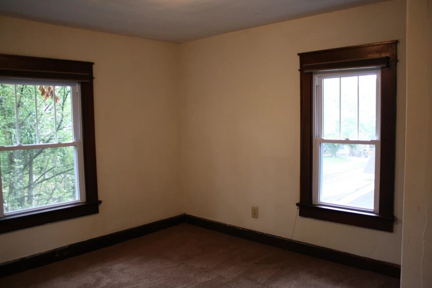 Building Photo - 518 E 2nd St