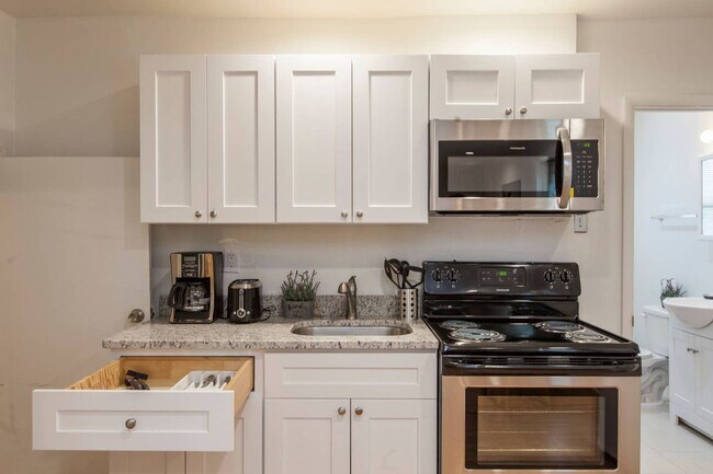 Building Photo - Beautiful and spacious 2 bedroom Apartment with Deck in Society Hill, right on South Street