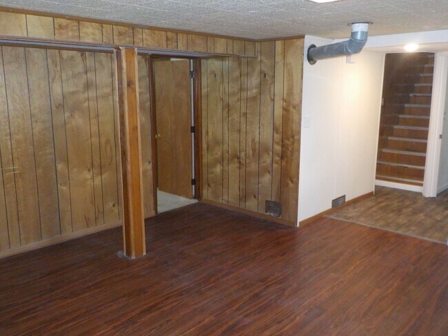 Building Photo - 909 Highland Dr