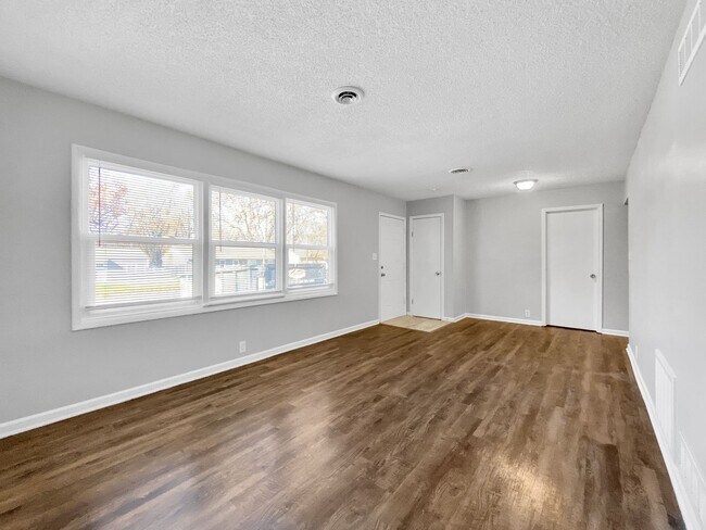 Building Photo - Spacious 4 Bed,1 Bath Home in Kansas City