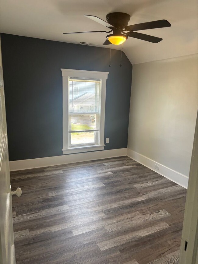 Building Photo - Charming 3-Bedroom Property in Prime Location