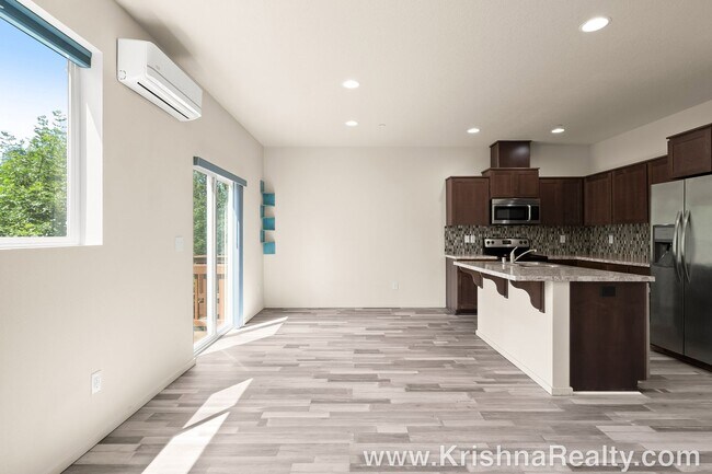 Building Photo - Eco-Friendly & Modern Townhome in Hazel Dell North