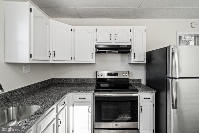 Building Photo - 148 Walnut St