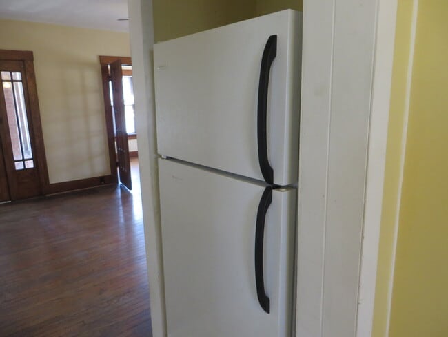 Building Photo - 826 Nuttman Ave