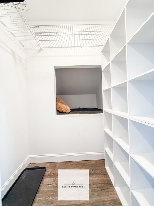 Building Photo - Furnished One Bedroom Available NOW!
