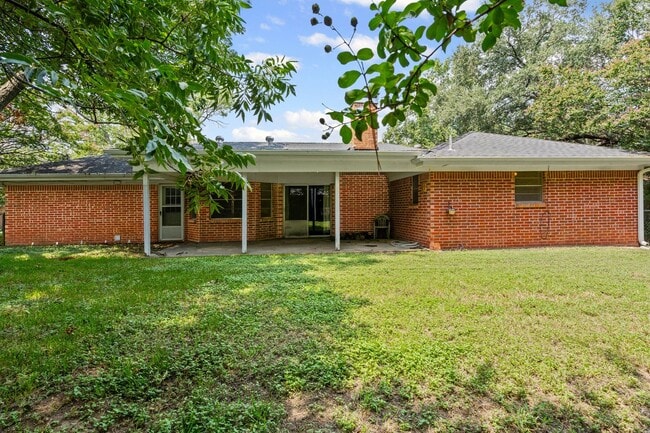 Building Photo - Classic in Cleburne