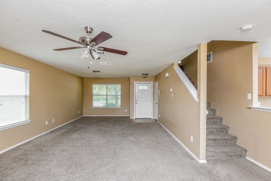 Building Photo - 949 Canary Dr