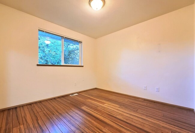 Building Photo - Spacious, 3 bedroom 2 bath Duplex in Marys...