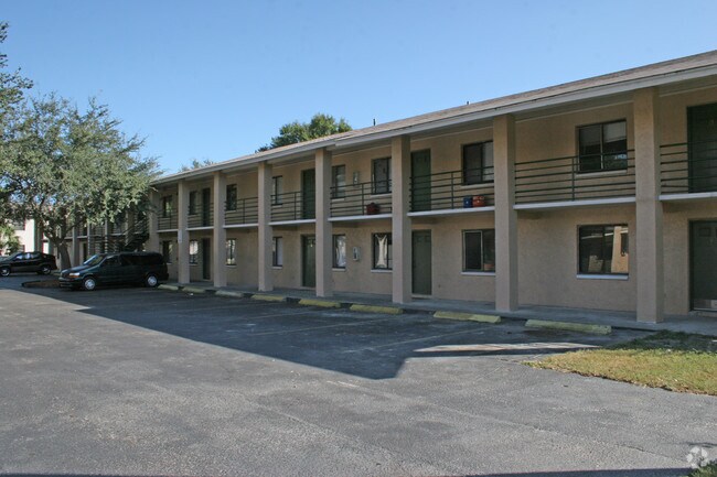 Building Photo - Garden Lakes