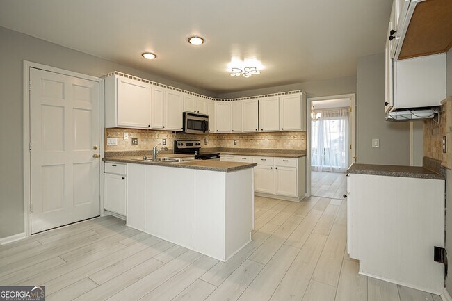 Building Photo - 151 Lakeside Dr NW