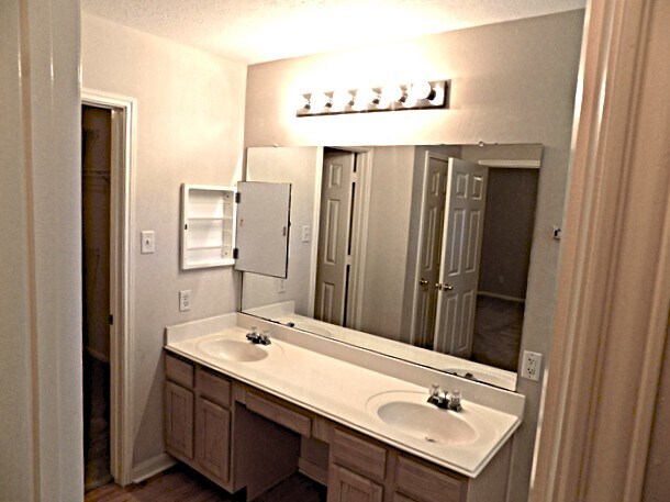 Building Photo - 10467 Twin Circles Dr
