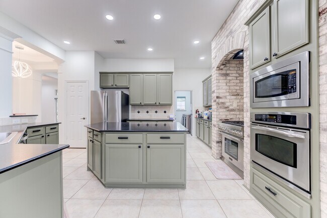 Building Photo - 7906 Del Monte Dr