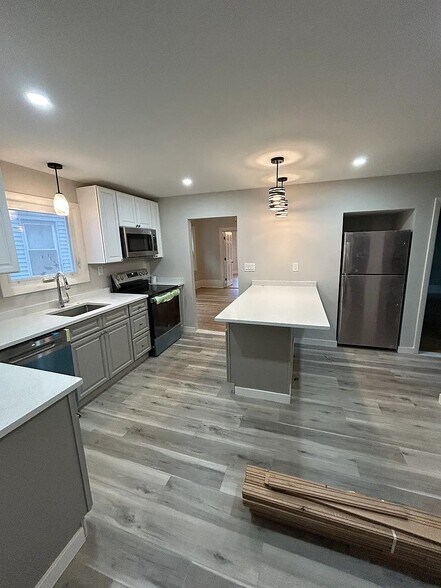 Building Photo - 13 Gladstone St