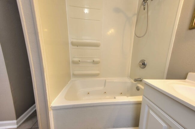 Building Photo - Charming & Spacious 3-Bedroom Unit with Private Master Suite