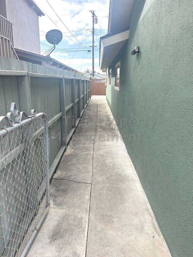 Building Photo - ***Oceanside Charmer 3 bed / 2 bath House ...