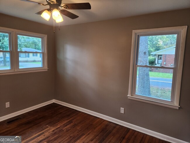 Building Photo - 224 Larkspur Ln
