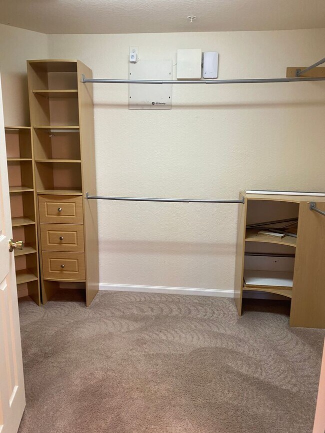 Building Photo - BEAUTIFUL 3 BEDFROOM, ,2.5 BATHROOMS TOWNH...