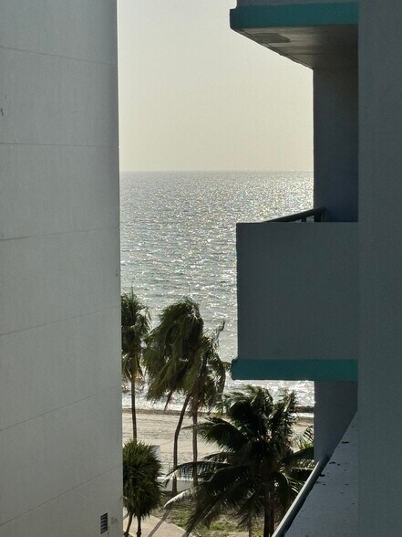Building Photo - 3725 S Ocean Dr