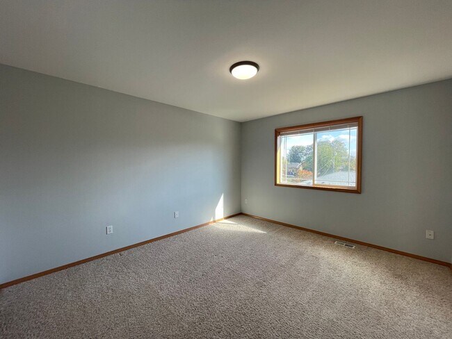 Building Photo - Spacious 5BR / 3BA Beacon Hill Home – 2,210 SF – $3900 – Pets OK