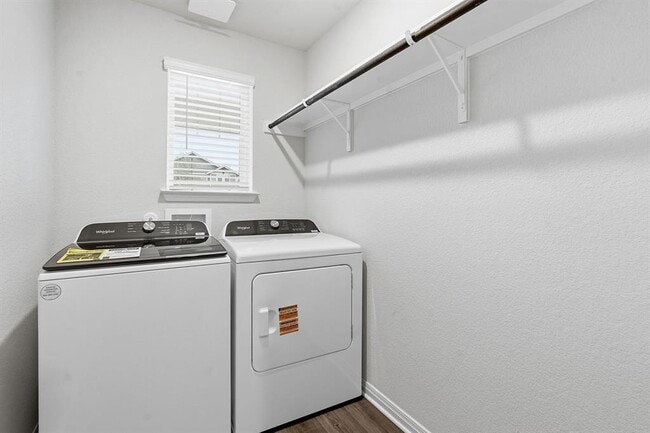 Building Photo - 825 Sun Grv Trl