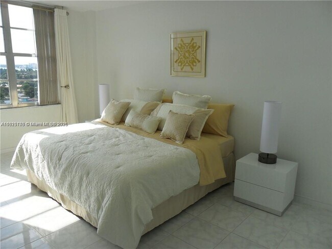 Building Photo - 5600 Collins Ave