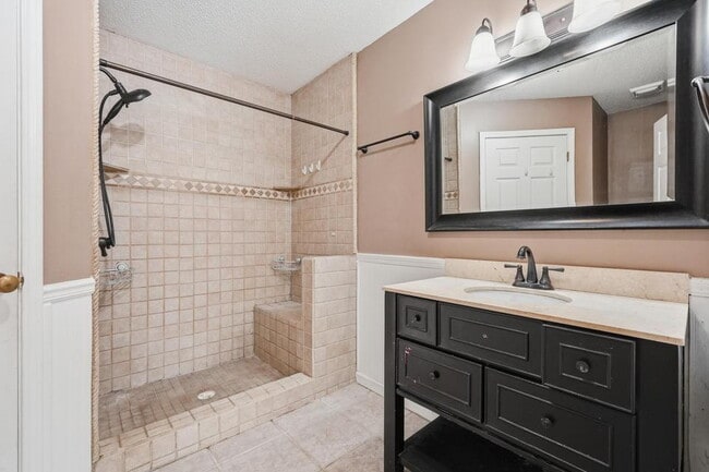 Building Photo - New rental move in ready! 4 bedrooms | 2 bathooms