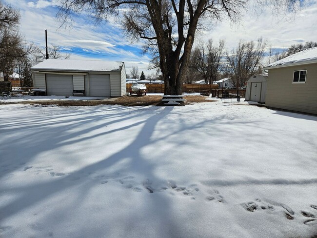 Building Photo - Adorable Light and Bright Refinished 2 Bed...