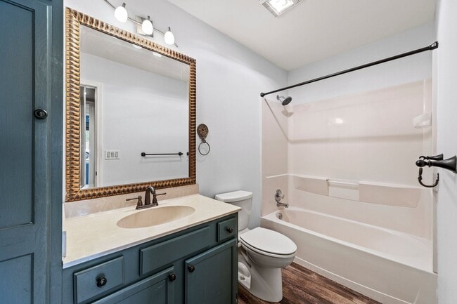 Building Photo - Updated home in convenient location!!
