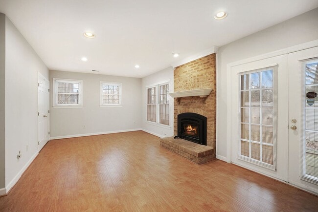 Building Photo - 3 Bedroom 3.5 Bathroom Townhouse// Vienna/...