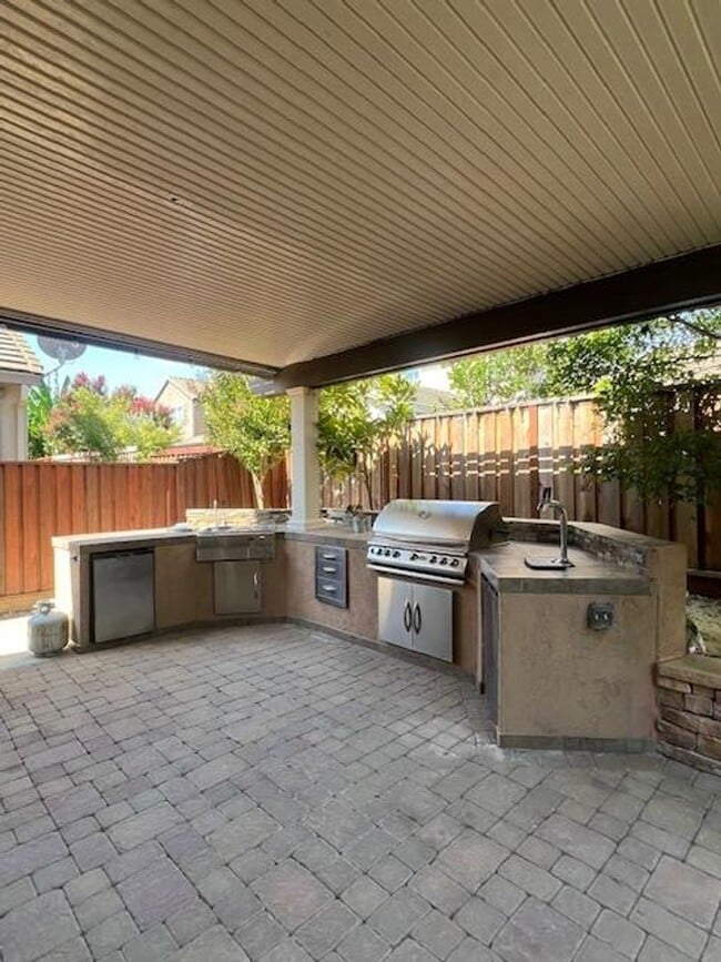 Building Photo - STUNNING & SPACIOUS 4 BEDROOM IN W. ROSEVI...