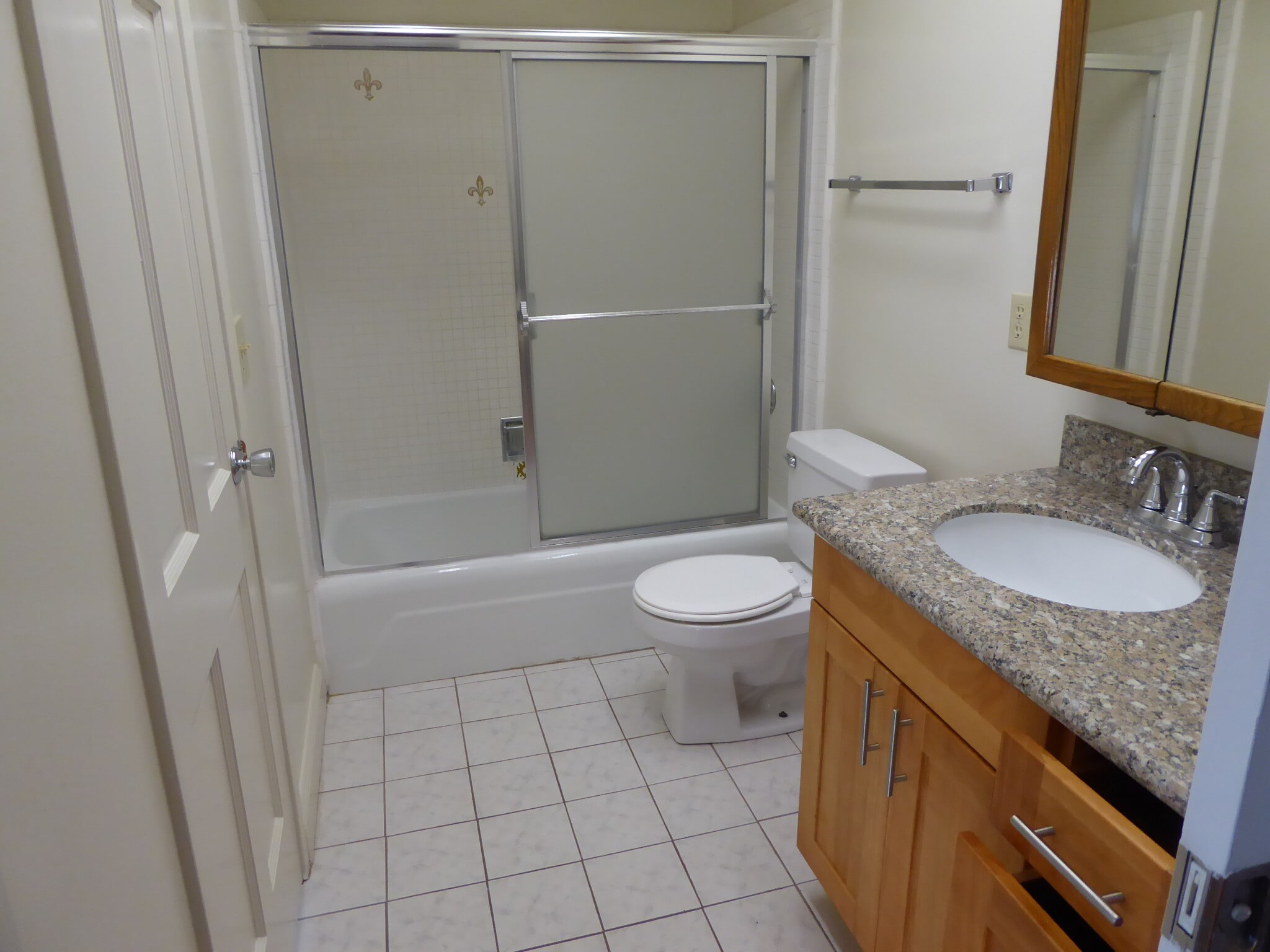 Main bath tub shower - 3140 Neal Ave