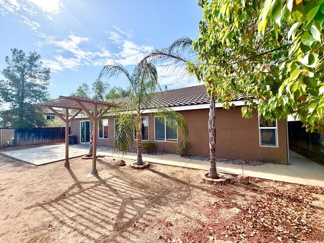 Building Photo - 102 Goldenrod Ave