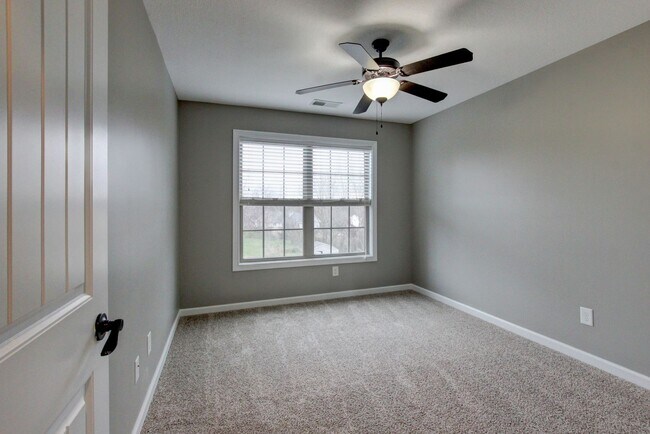 Building Photo - Executive Home on Cul de sac off exit 8.  Hurry.