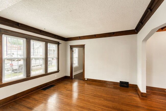 Building Photo - Available now!  517 S. 35th St.  4 Bedroom, 2 Bath Great Midtown location, 1 car garage.