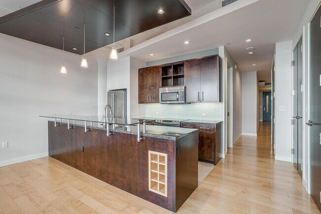 Building Photo - Come Live in Historic Montgomery Plaza- East Tower- 2 bed, 2 bath- 76107