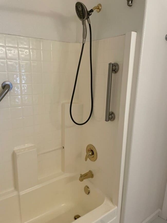 Building Photo - 1 Bed/1 Bath Upstairs Apartment in Gated SR Complex.