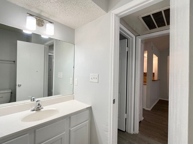 Building Photo - 2/1 Duplex in North Austin