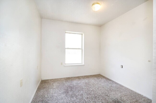Building Photo - 508 N 6th St